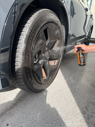 Wheel Cleaner spuiten op een vuile velg