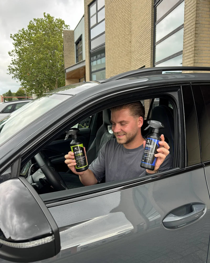 Robin met WASHR Labs-producten in een auto