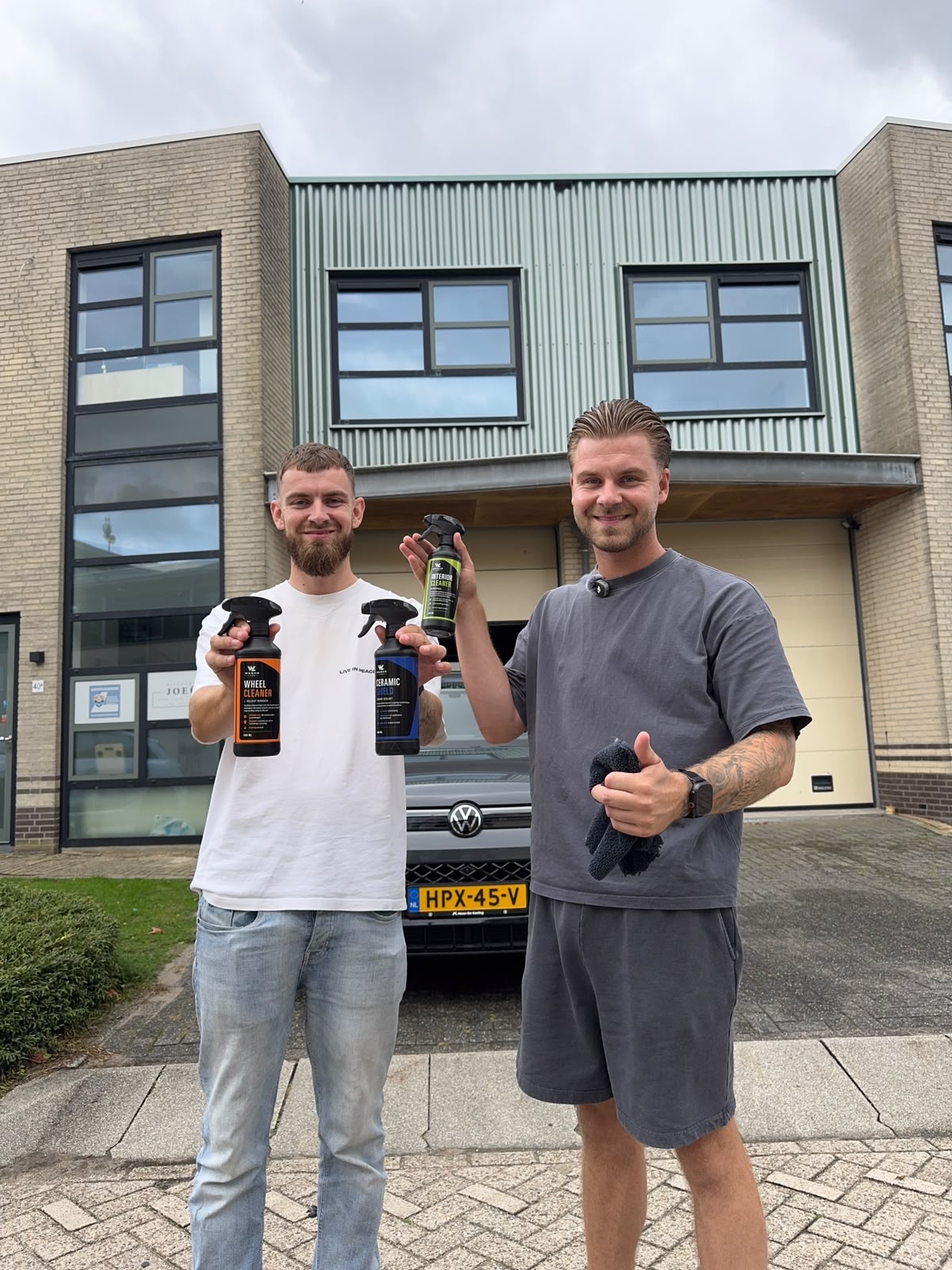 Robin en Jesse met de WASHR Labs-producten